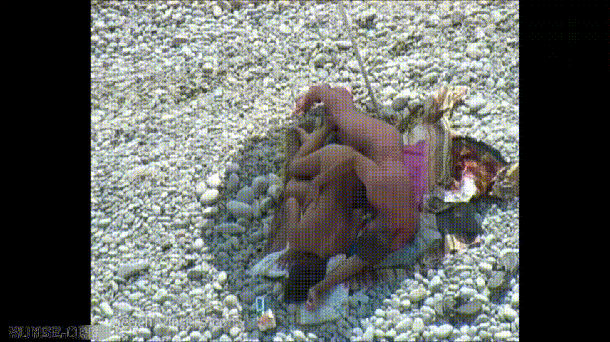 沙滩上两对情侣相互看着对方调教暴操各自的女人 两把伞只是遮太阳 不是遮别人的视线 真操得奶子乱飞