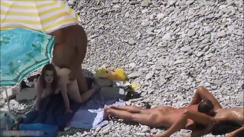 沙滩上两对情侣相互看着对方调教暴操各自的女人 两把伞只是遮太阳 不是遮别人的视线 真操得奶子乱飞