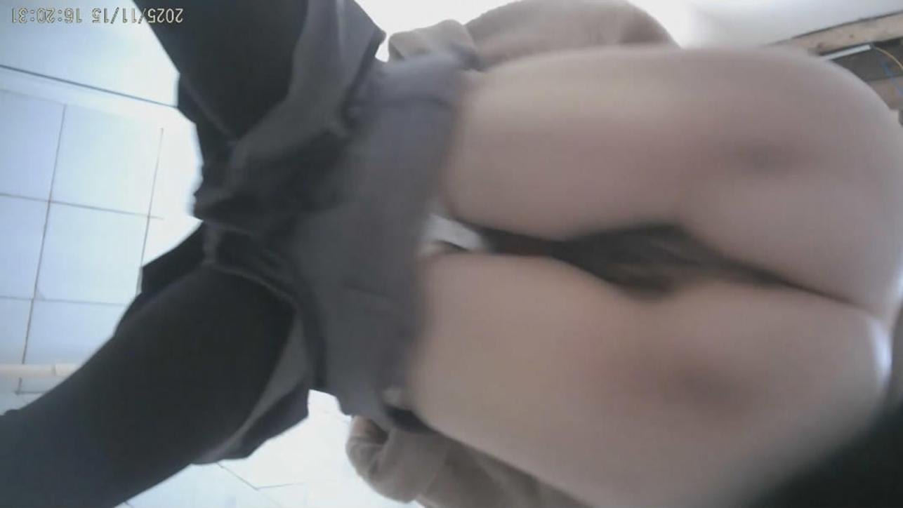 大神潜入国内三流野鸡大学简陋女则高清后拍两个气质美女大小便菊花清晰收缩阴道口沾满分泌物