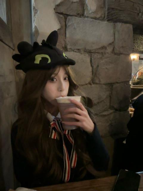 富哥包养高颜值稚嫩女大学生，很性感真的很欠操