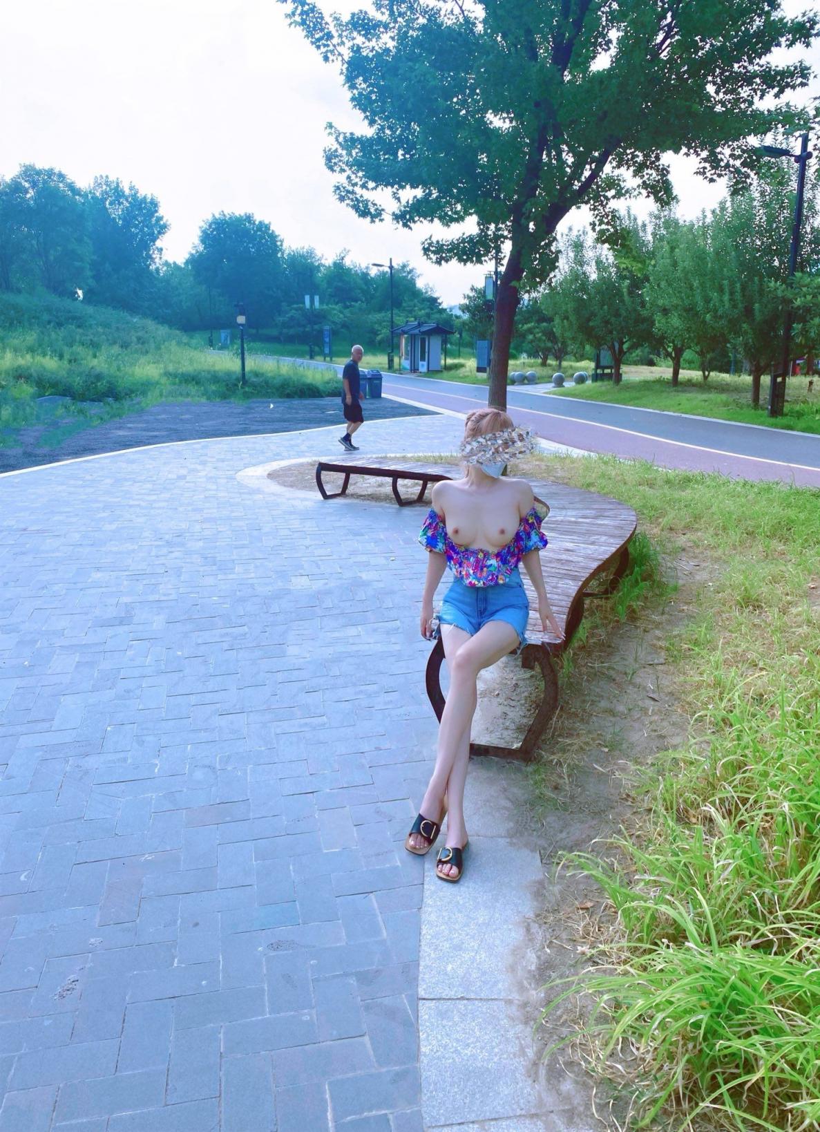 天冷了,也不影响人妻露出,雪景跟裸体,激发不一样的风景。