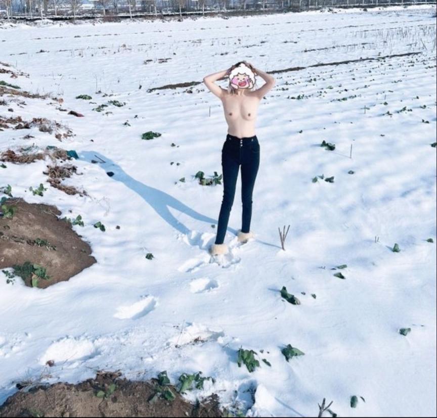 天冷了,也不影响人妻露出,雪景跟裸体,激发不一样的风景。