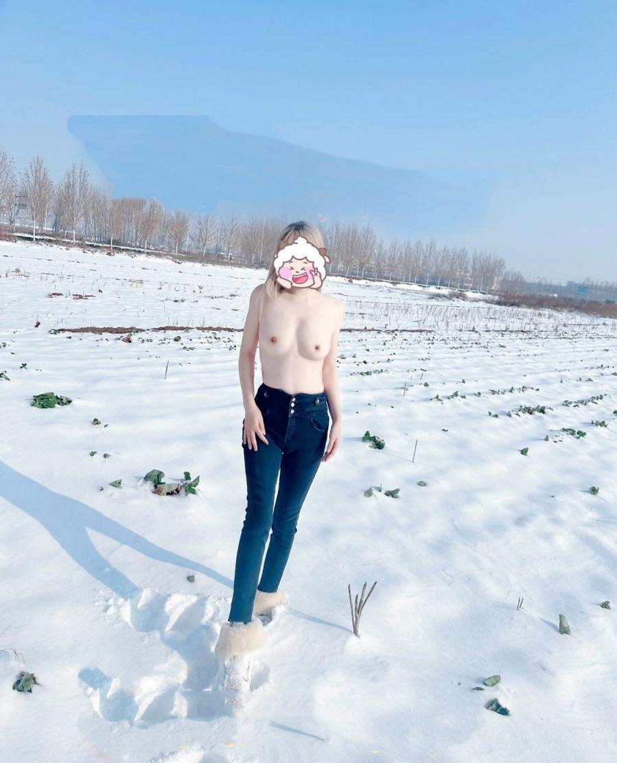 天冷了,也不影响人妻露出,雪景跟裸体,激发不一样的风景。