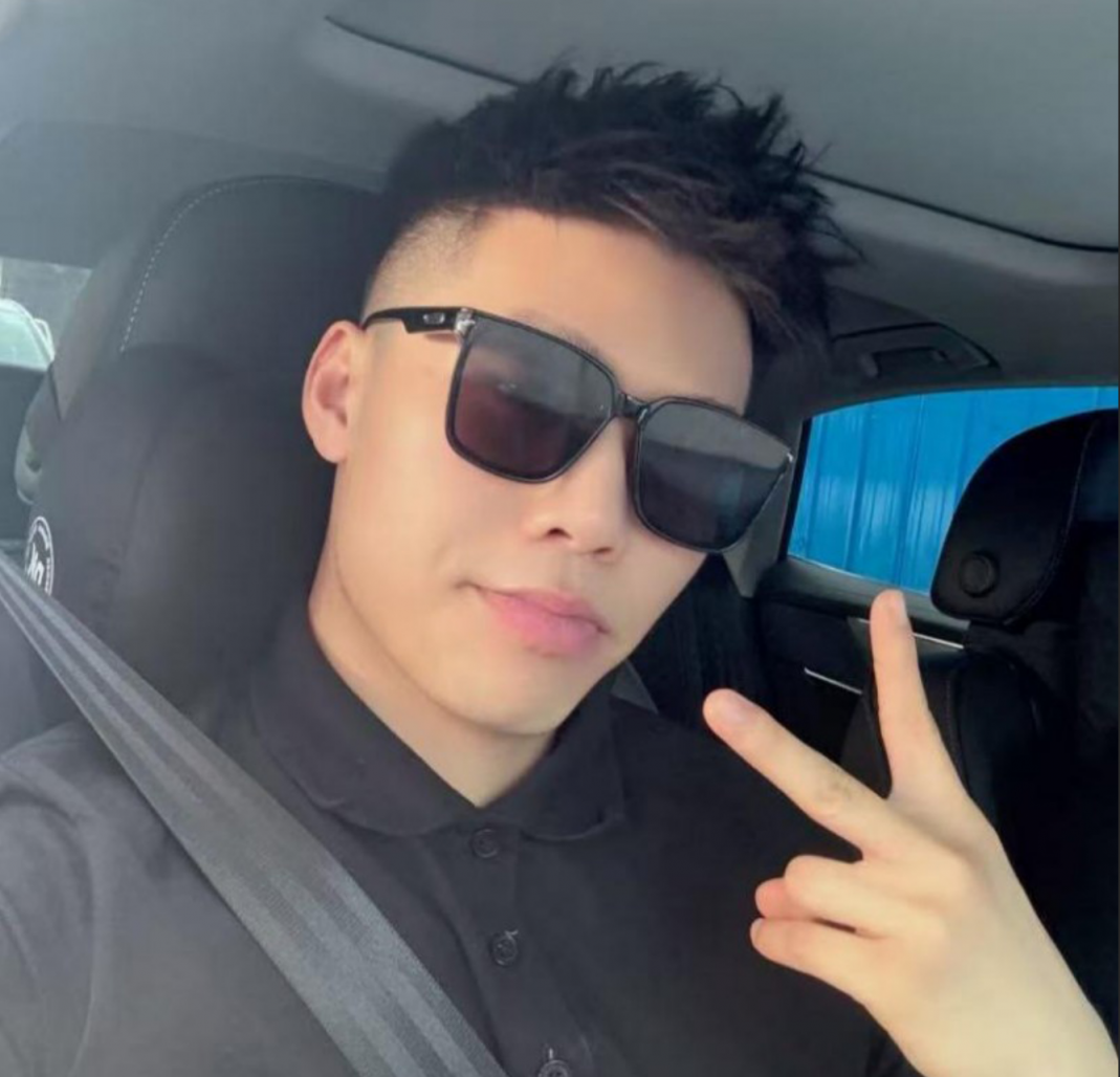 抖音400万粉网红 深海蜜柚 被赵韩倩直播曝光 一人战4男玩法十分炸裂 淫骚下贱令无数网友破防！