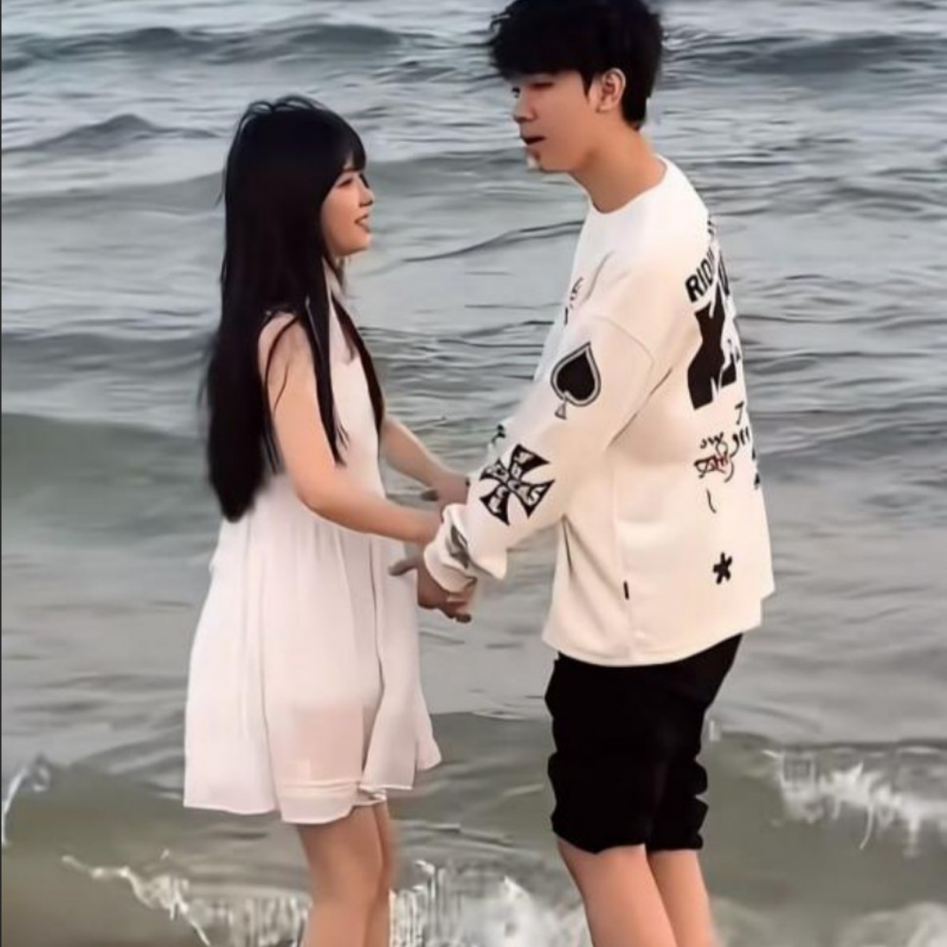 抖音400万粉网红 深海蜜柚 被赵韩倩直播曝光 一人战4男玩法十分炸裂 淫骚下贱令无数网友破防！