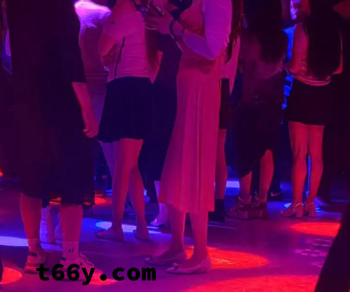 重庆砂砂舞里的烟火江湖:中年男寻欢与舞女讨生活的观音桥日常