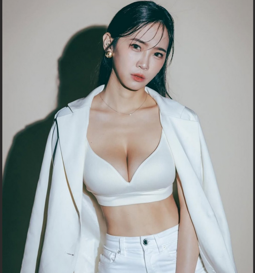 短发巨乳网红 麦麦 家居摄象头遭黑客入侵 与男友床上激战视频流出