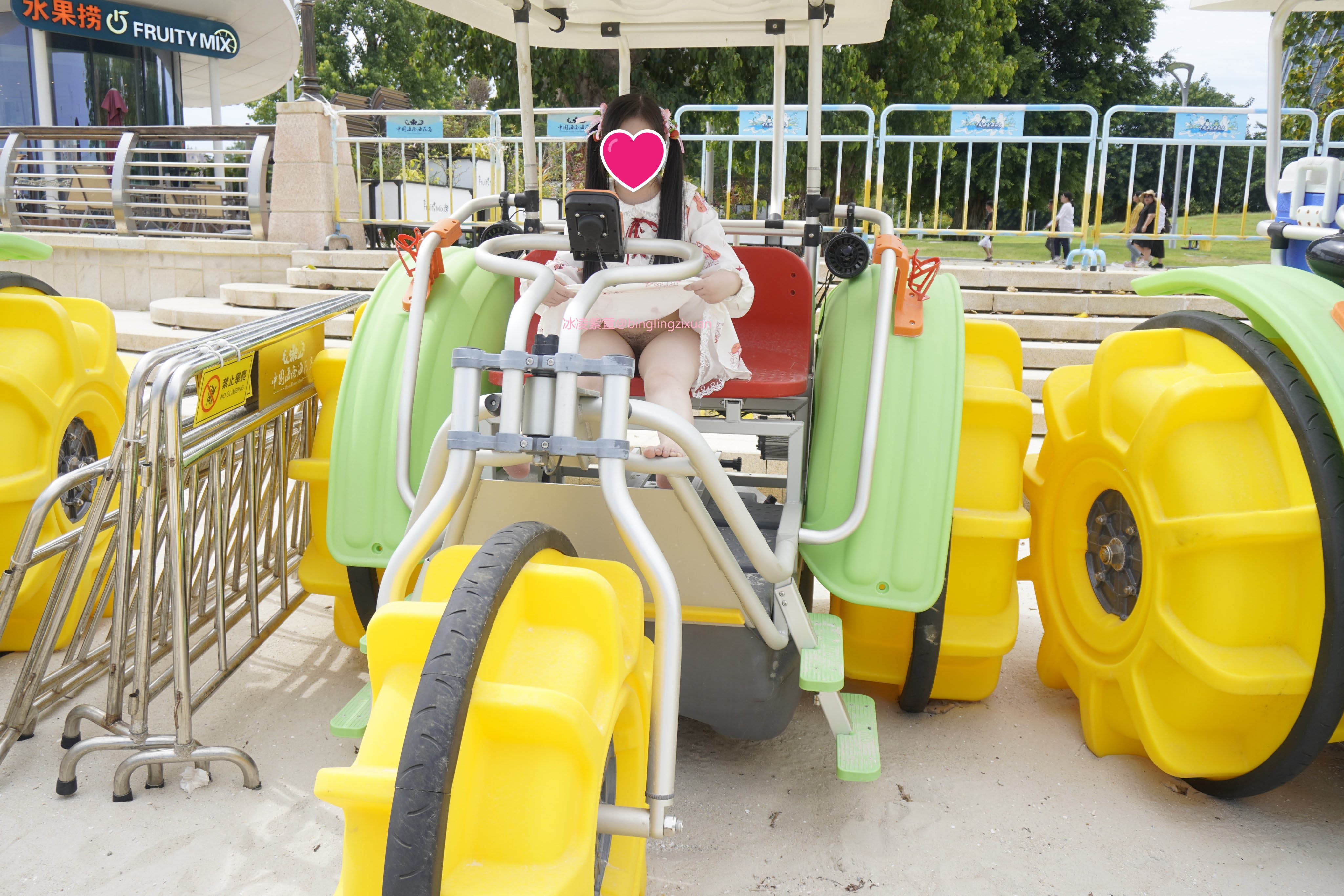 JK小萝莉竟被黑鬼爆操？直呼暴殄天物！清纯母狗小萝莉冰凌紫萱被大黑屌抱起来操3P