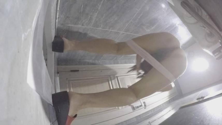 ✅新流出❤️则拍大神给KTV酒吧送酒潜入女则TP小姐尿尿黑裙高跟姐姐尿完给逼逼涂抹东西