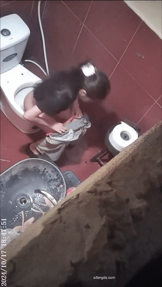 ❤️✅新流出❤️正面俯拍视角全景女则TP 意外收获大奶小姐姐换衣服