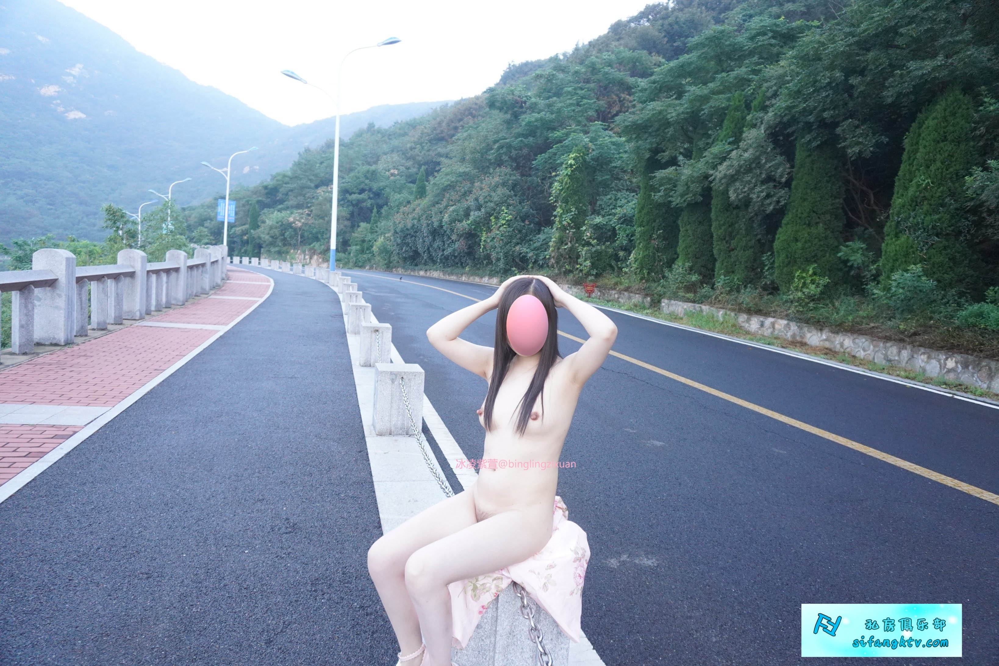 JK小萝莉竟被黑鬼爆操？直呼暴殄天物！清纯母狗小萝莉冰凌紫萱被大黑屌抱起来操3P