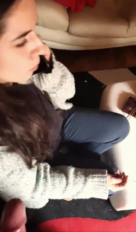 印度高颜值美人妻❤️妻子忙着打电话，丈夫想让她口交，然后自慰射在脸上和身上！