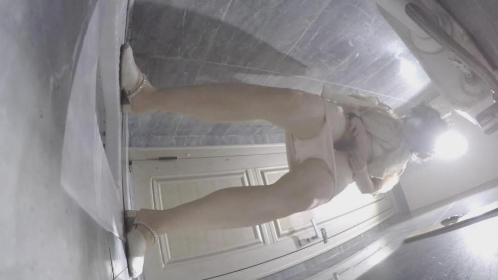 ✅新流出❤️则拍大神给KTV酒吧送酒潜入女则TP小姐尿尿黑裙高跟姐姐尿完给逼逼涂抹东西