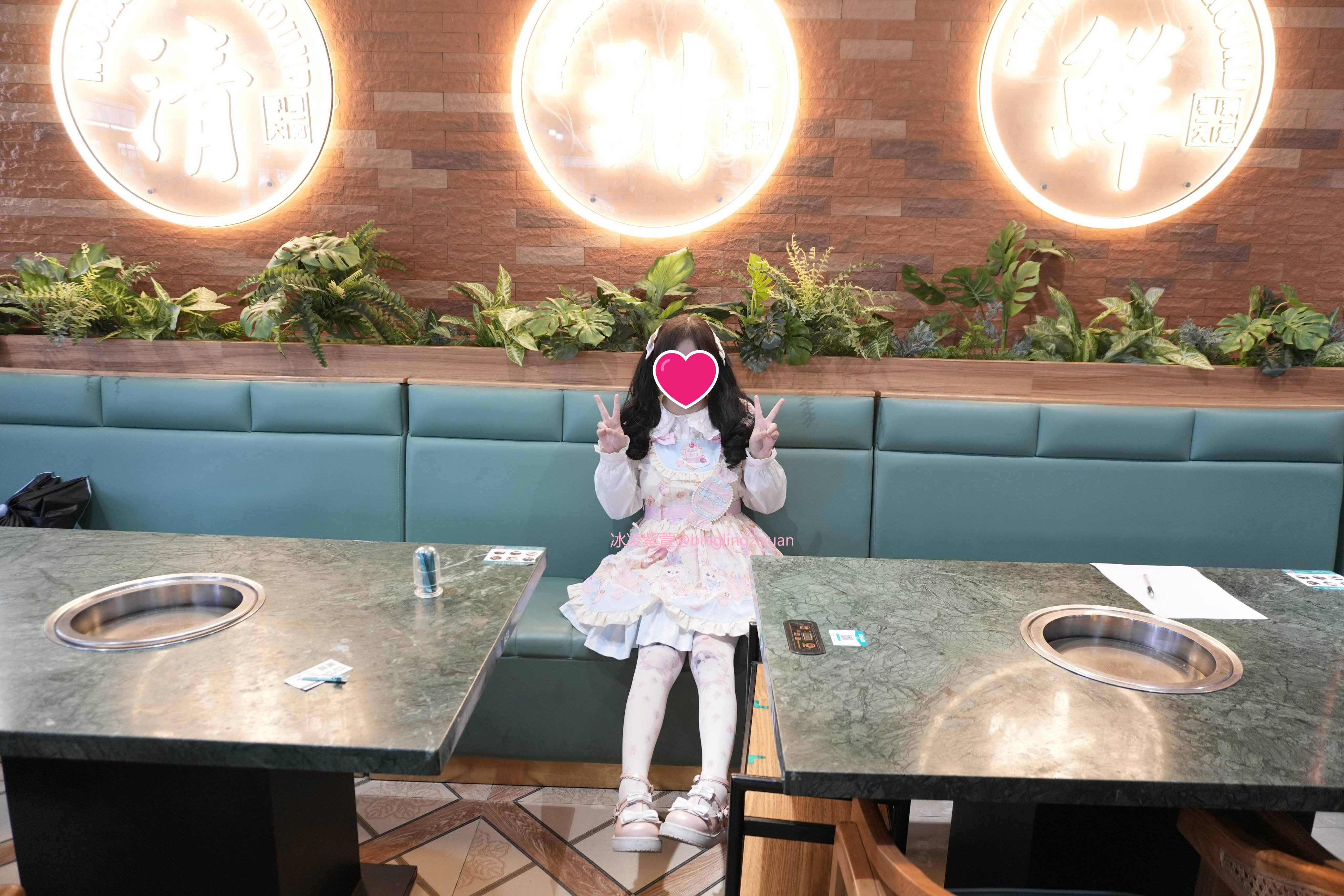 JK小萝莉竟被黑鬼爆操？直呼暴殄天物！清纯母狗小萝莉冰凌紫萱被大黑屌抱起来操3P