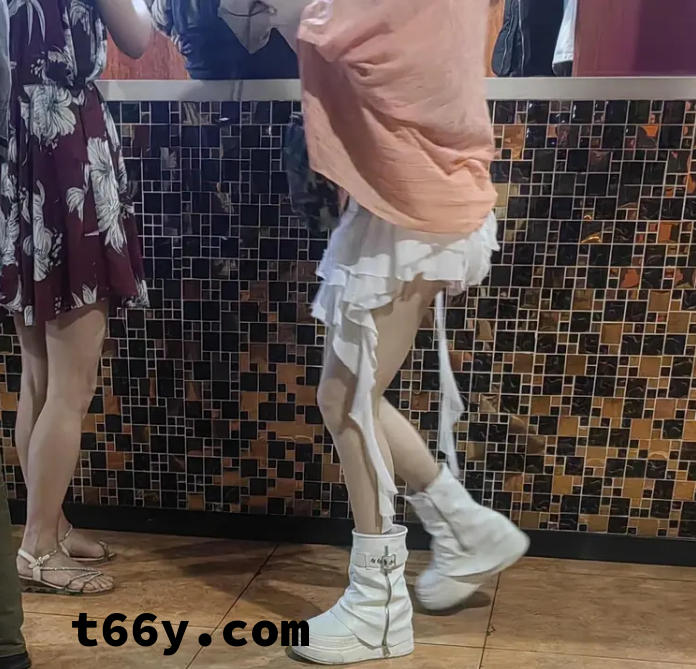 重庆砂砂舞里的烟火江湖:中年男寻欢与舞女讨生活的观音桥日常