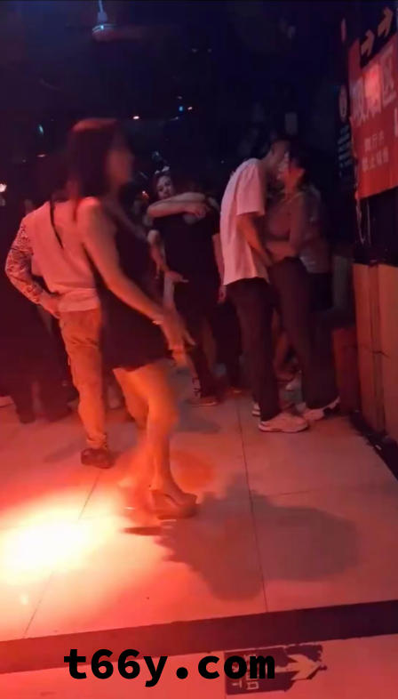 重庆砂砂舞里的烟火江湖：中年男寻欢与舞女讨生活的观音桥日常