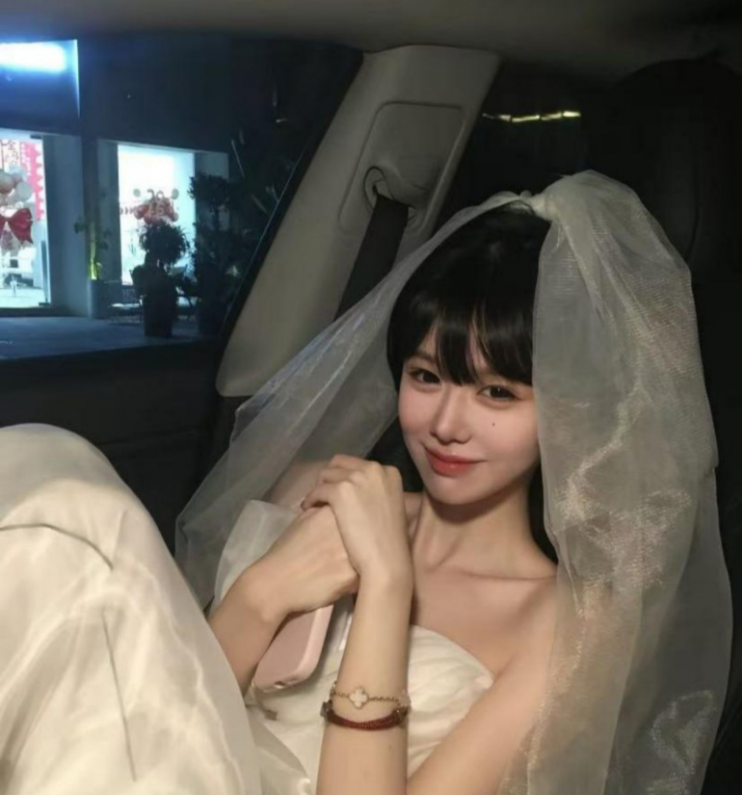 抖音400万粉网红 深海蜜柚 被赵韩倩直播曝光 一人战4男玩法十分炸裂 淫骚下贱令无数网友破防！