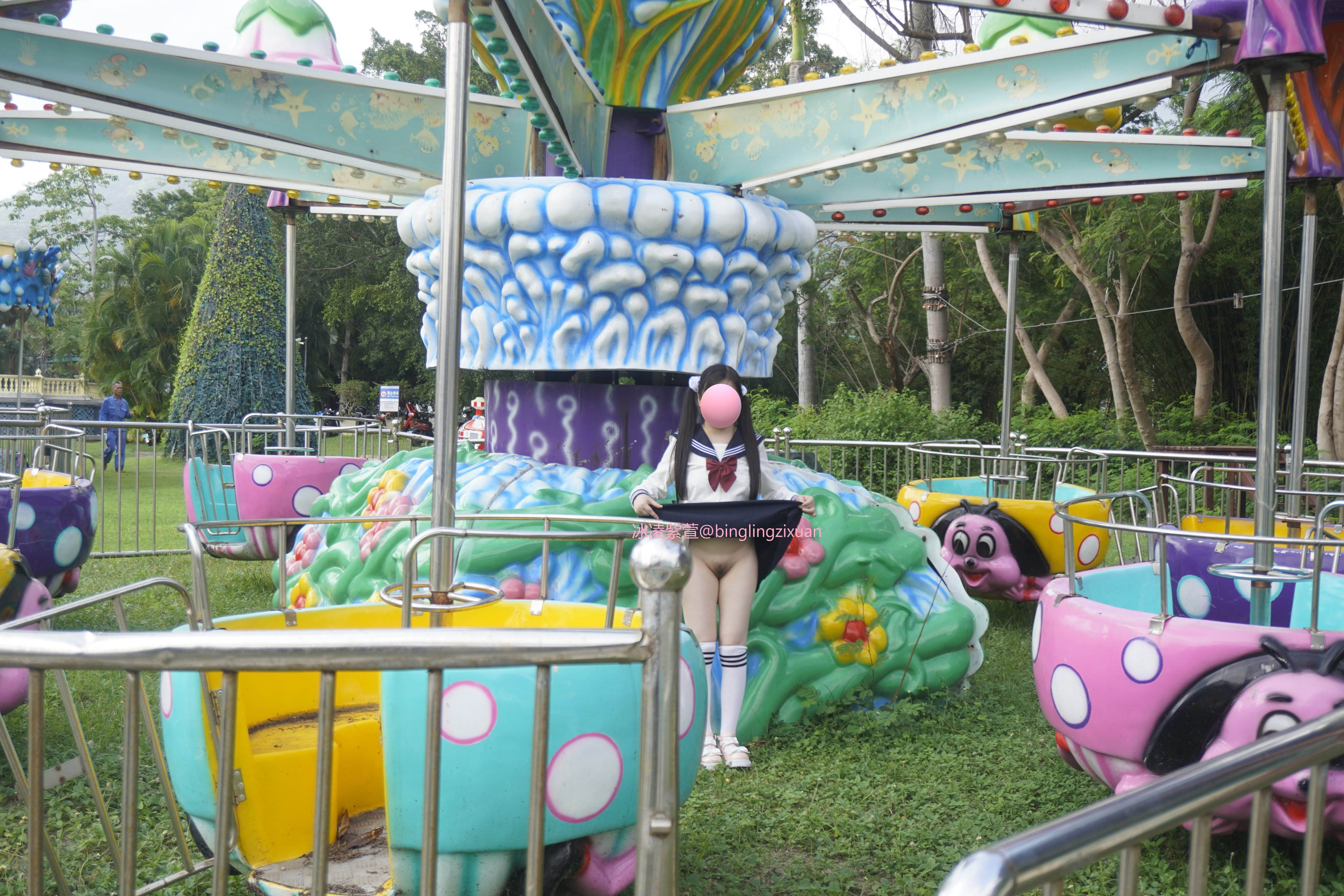 JK小萝莉竟被黑鬼爆操？直呼暴殄天物！清纯母狗小萝莉冰凌紫萱被大黑屌抱起来操3P