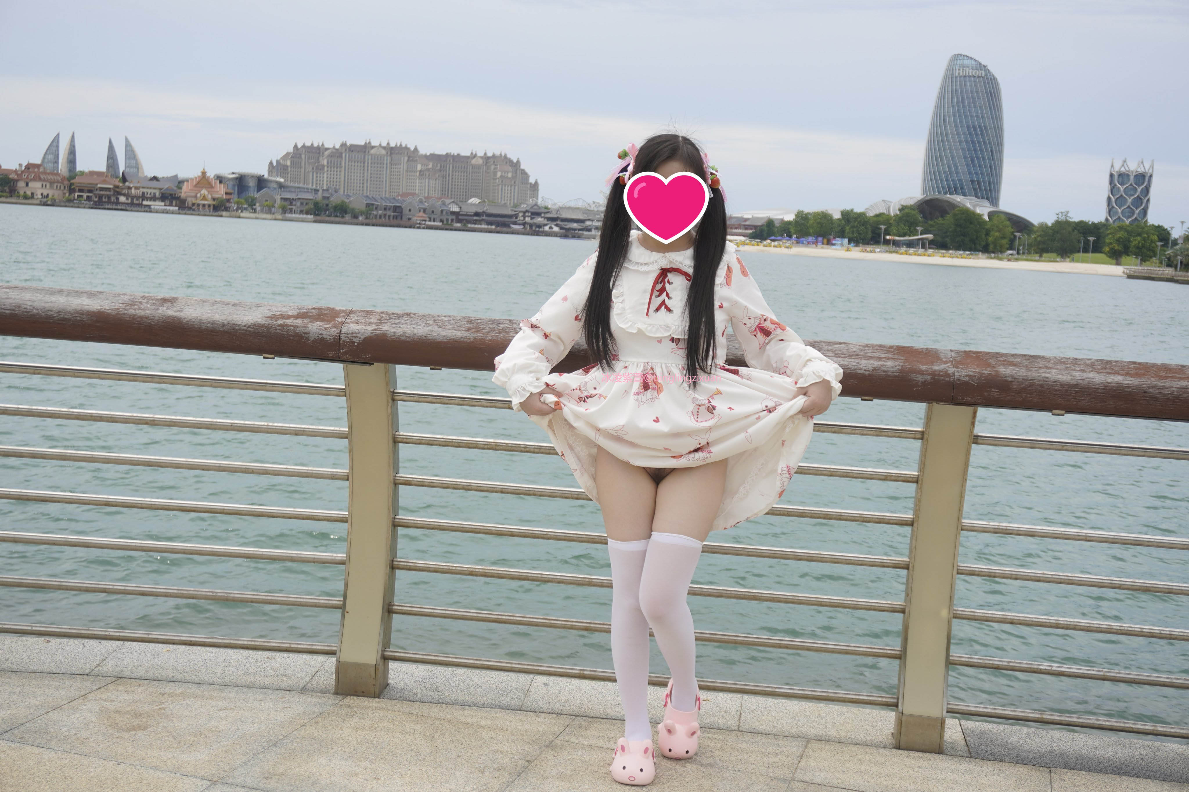 JK小萝莉竟被黑鬼爆操？直呼暴殄天物！清纯母狗小萝莉冰凌紫萱被大黑屌抱起来操3P