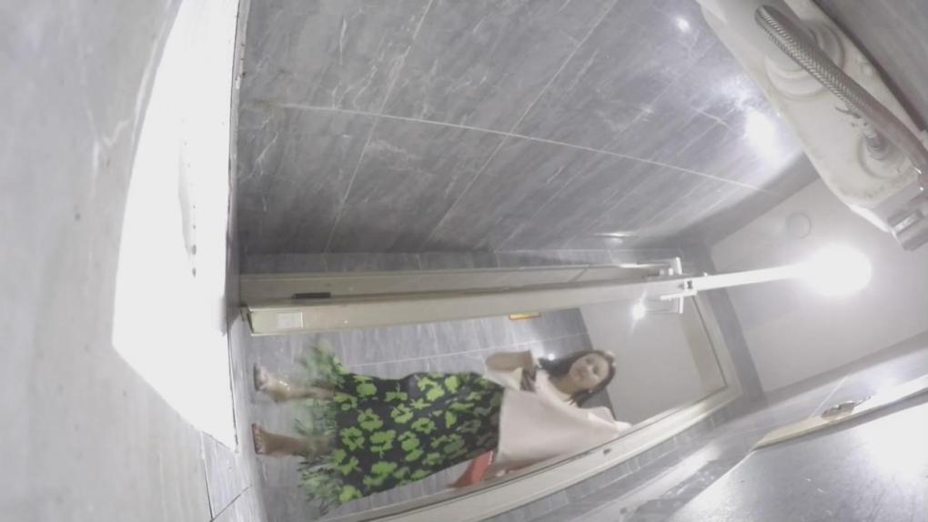 ✅新流出❤️则拍大神给KTV酒吧送酒潜入女则TP小姐尿尿黑裙高跟姐姐尿完给逼逼涂抹东西