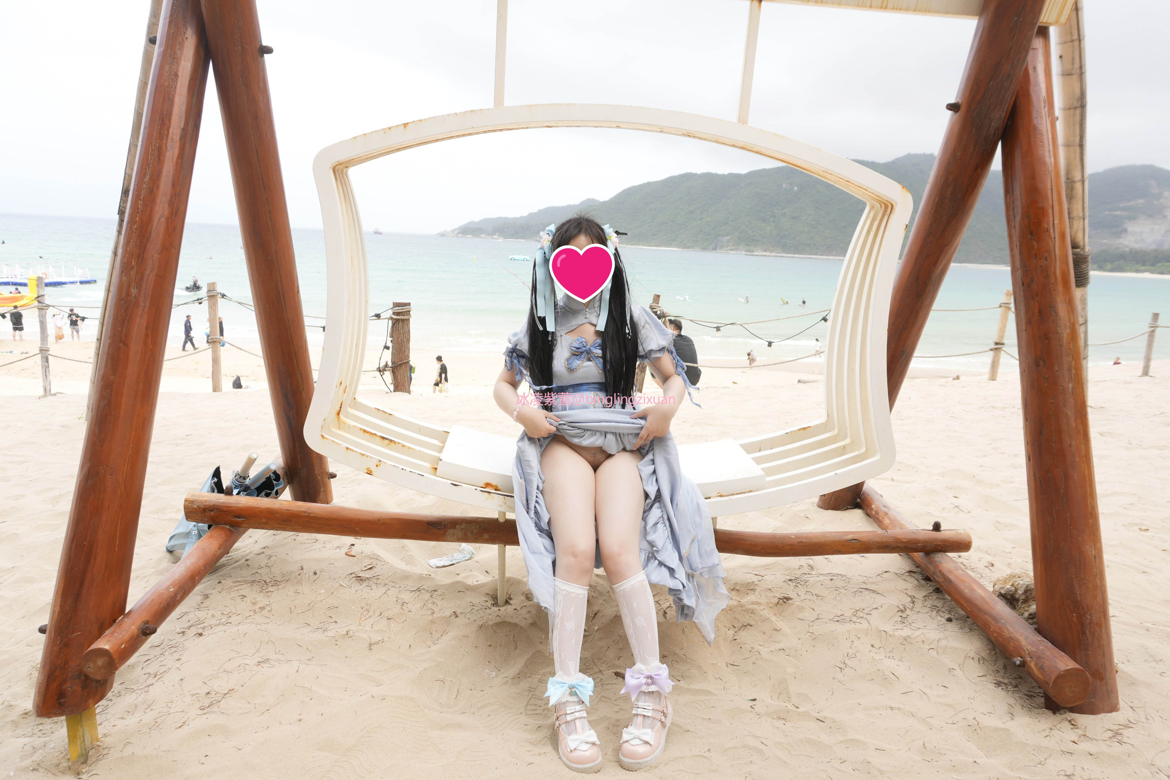 JK小萝莉竟被黑鬼爆操？直呼暴殄天物！清纯母狗小萝莉冰凌紫萱被大黑屌抱起来操3P