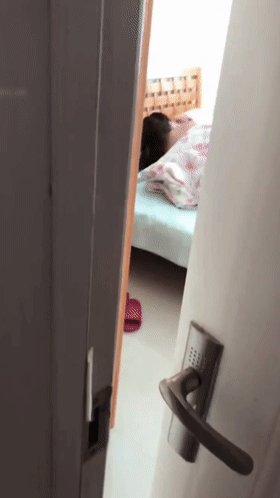 【年度最刺激】变态老公求老婆在儿子面前露逼 故意把儿子房门打开 在客厅操老婆故意给儿子听！