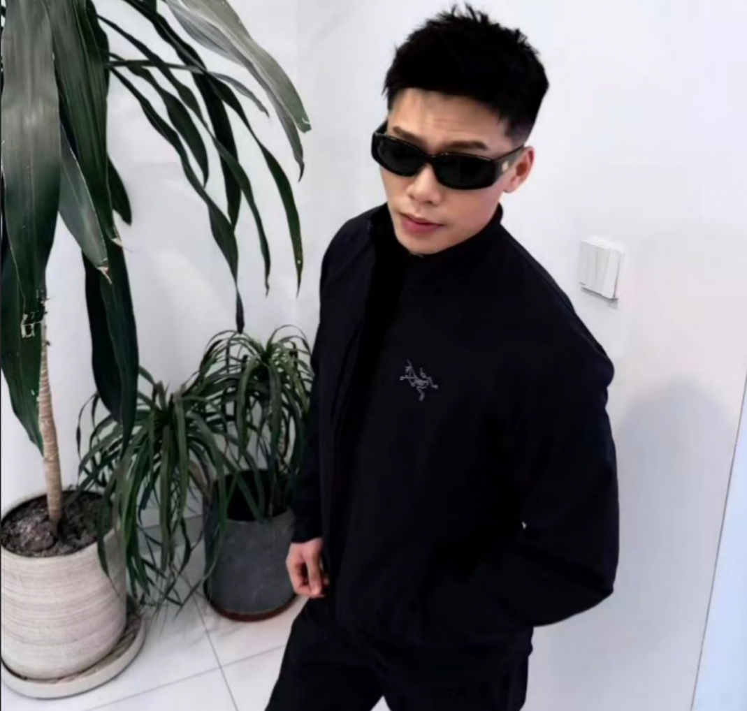 抖音400万粉网红 深海蜜柚 被赵韩倩直播曝光 一人战4男玩法十分炸裂 淫骚下贱令无数网友破防！