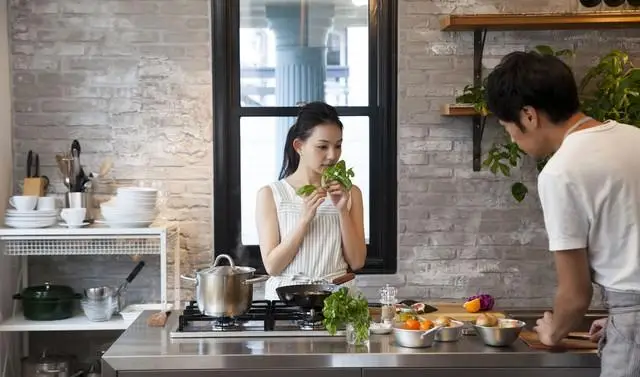 我33岁第一次与男友同居，男友的行为，真是让我大开眼界