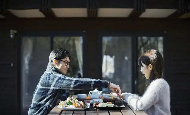 我33岁第一次与男友同居，男友的行为，真是让我大开眼界