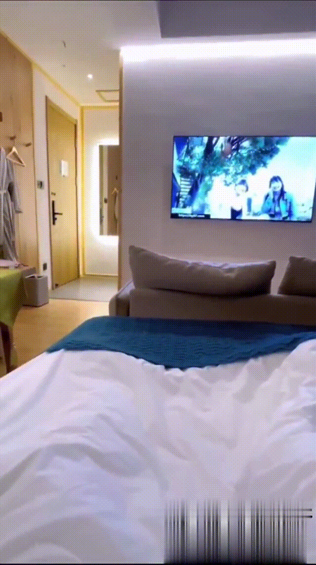 强上美女邻居 背着老公和我愉情  打电话一直催 越紧张 淫水越泛滥 全程骚话对白 炸裂