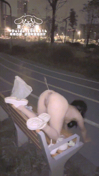 露脸反差 小母狗户外被主人爸爸灌肠，翘起小菊花喷射！野外露出尿尿调教，玩的就是紧张刺激