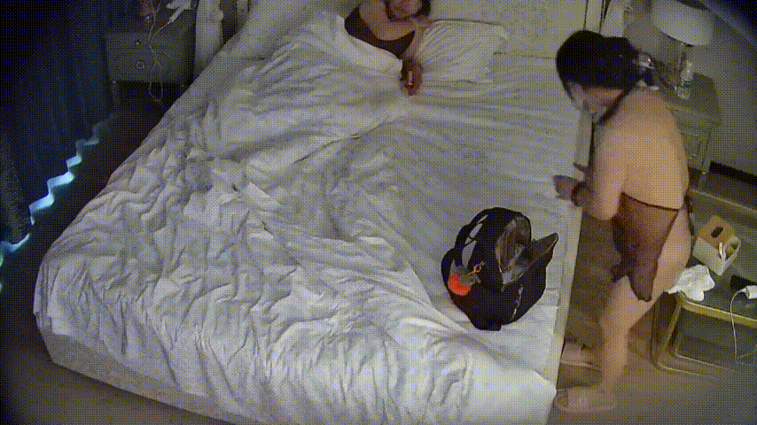 公寓酒店  眼镜男有点东西 点妞都一次性点两个 丰腴姐妹花穿上情趣蕾丝被双飞 可惜实力欠缺 有点白瞎