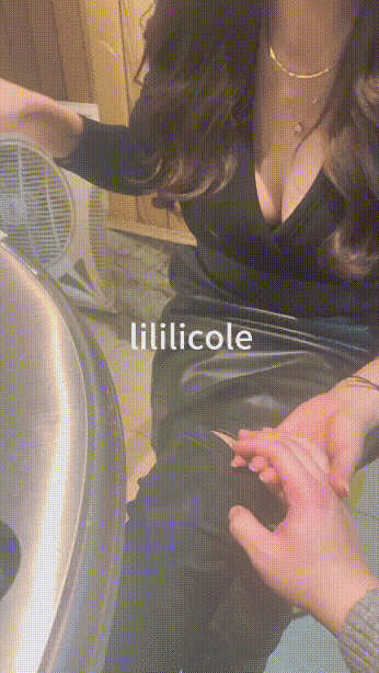 翘臀骚货一边穿着高跟黑丝一边女上摇摆，只需躺着据能享受全自动炮架服务