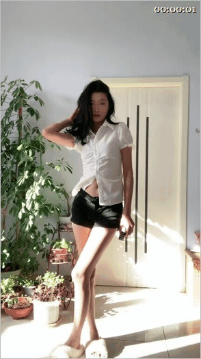 湖南长沙反差女「王思媛」约啪视频曝光记录了原始激情,更揭开都市美女的隐秘面纱。白天优雅,夜晚浪荡