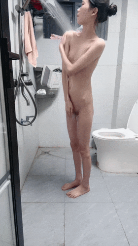 新人，19岁眼镜学妹【06小猫乖乖】和男友假期同居生活，反差，粉穴无套内射，雪白屁股被打红了！