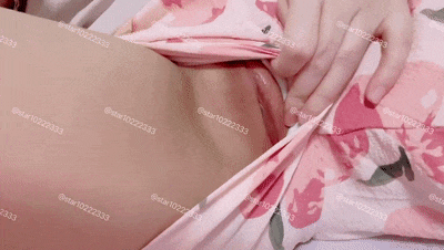 推特福利姬【哈基糕】自慰喷尿，极品粉穴白虎水汪汪，福利合集，小骚货花样很多的！