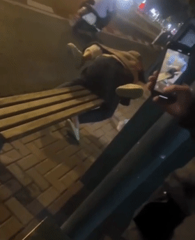 ❤️猎奇❤️常州大学城 公交车站惊现情侣当街啪啪,完全无视路人,到底有多饥渴呀!