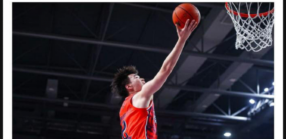 一个抓球 一个吹箫!广州龙狮男篮 CBA球员 张兴亮 将女友装进行李箱愉愉带回宿舍