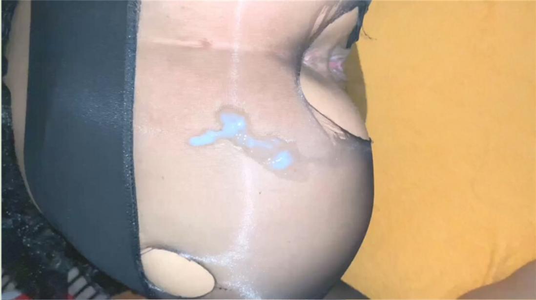 小伙酒店约炮极品身材的美女同事 换上情趣黑丝各种姿势啪啪完美露脸