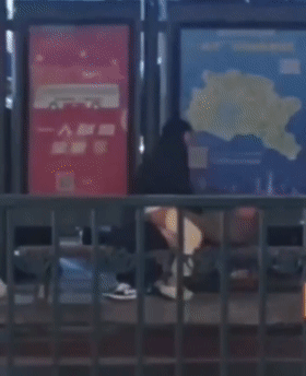 ❤️猎奇❤️常州大学城 公交车站惊现情侣当街啪啪,完全无视路人,到底有多饥渴呀!