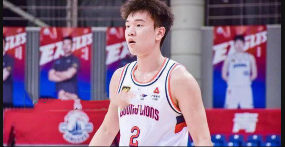 一个抓球 一个吹箫!广州龙狮男篮 CBA球员 张兴亮 将女友装进行李箱愉愉带回宿舍