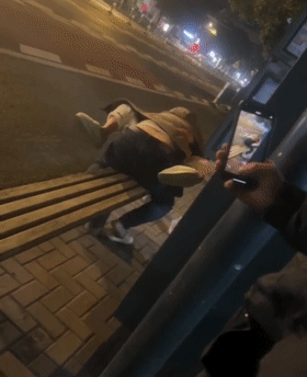 ❤️猎奇❤️常州大学城 公交车站惊现情侣当街啪啪,完全无视路人,到底有多饥渴呀!