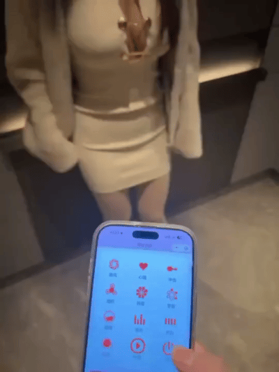 逼里夹着跳蛋去逛街，他坏坏的打开，害我忍不住叫了