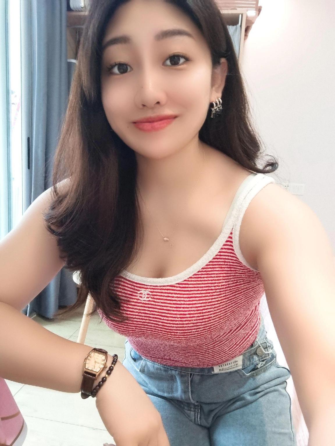 分享朋友前任的几张自拍