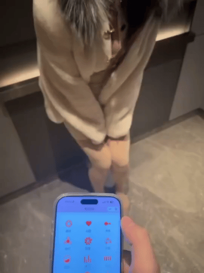 逼里夹着跳蛋去逛街，他坏坏的打开，害我忍不住叫了