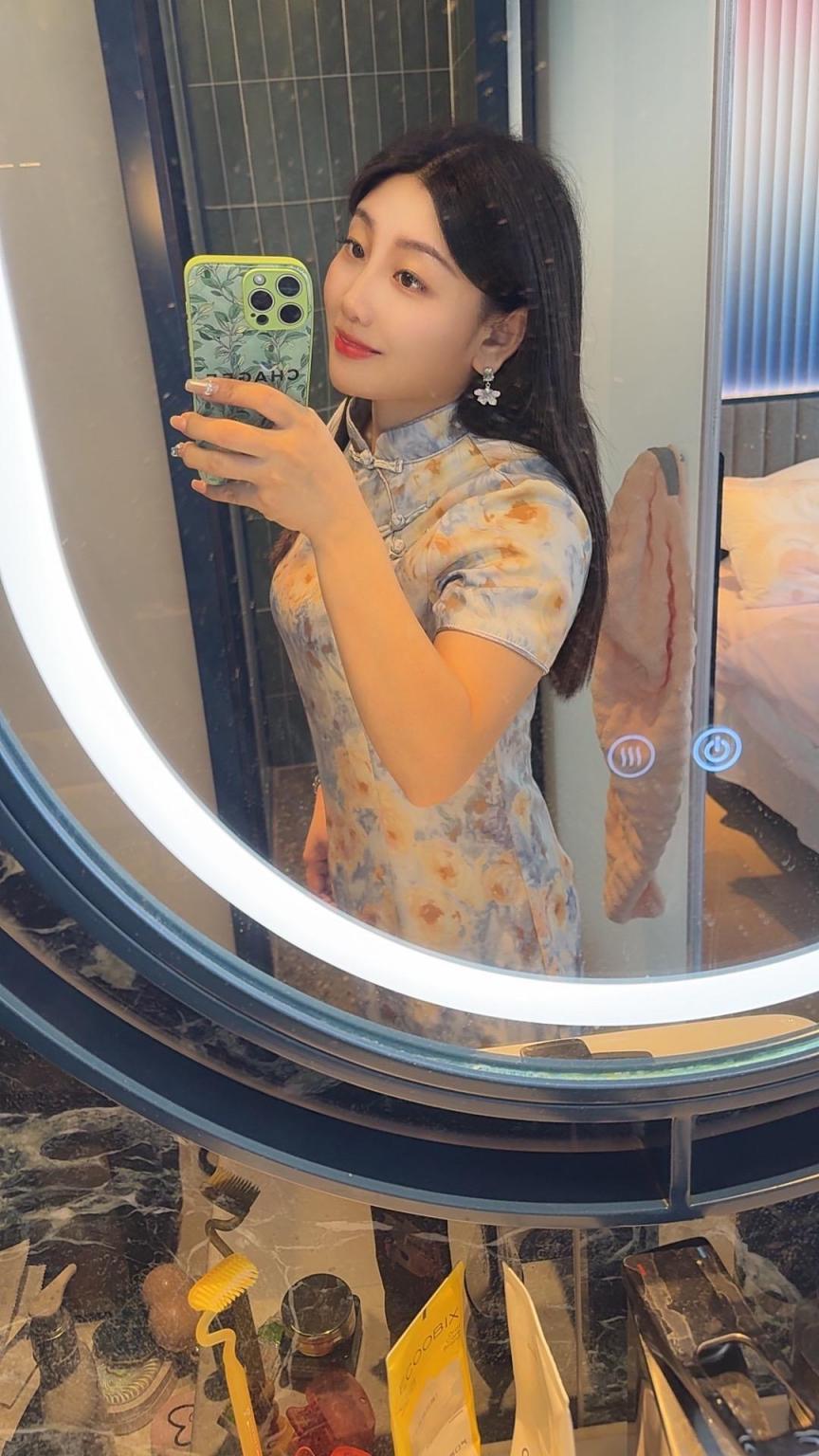 分享朋友前任的几张自拍