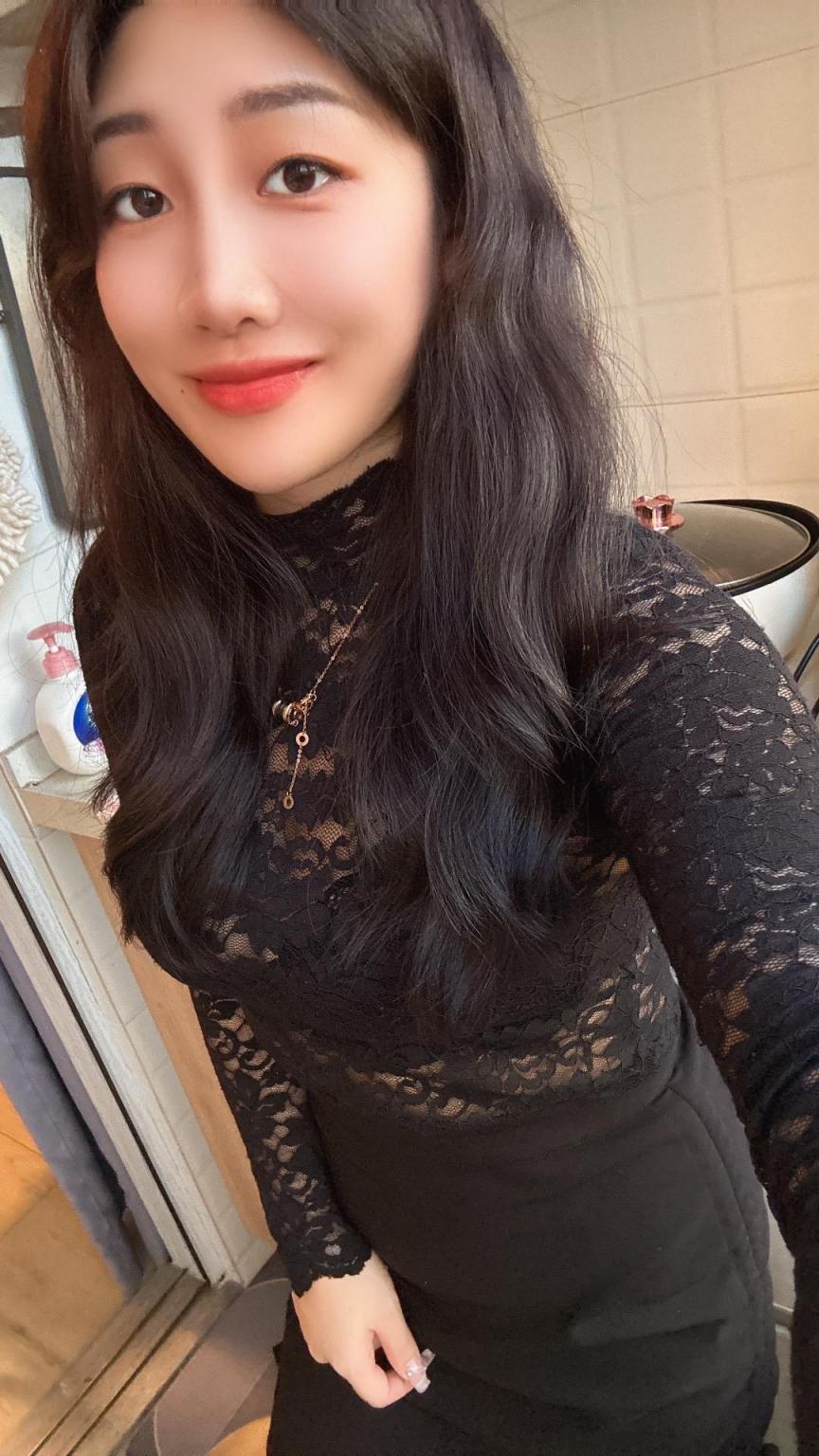 分享朋友前任的几张自拍