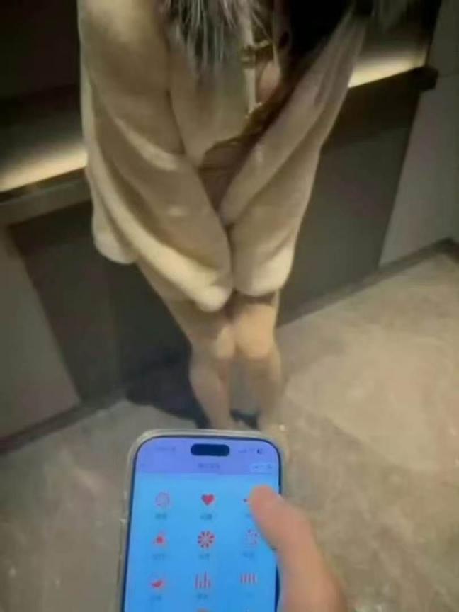 逼里夹着跳蛋去逛街，他坏坏的打开，害我忍不住叫了