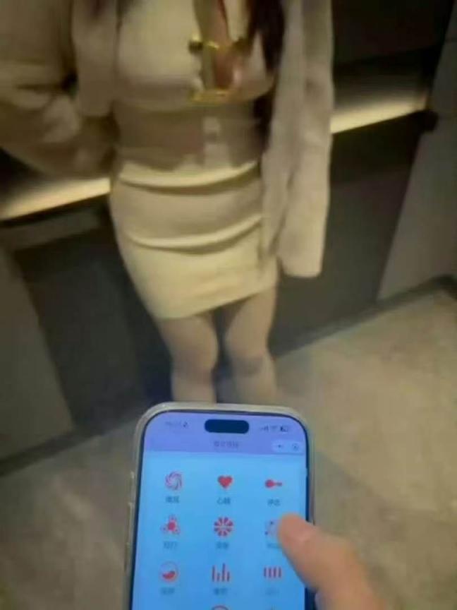 逼里夹着跳蛋去逛街，他坏坏的打开，害我忍不住叫了