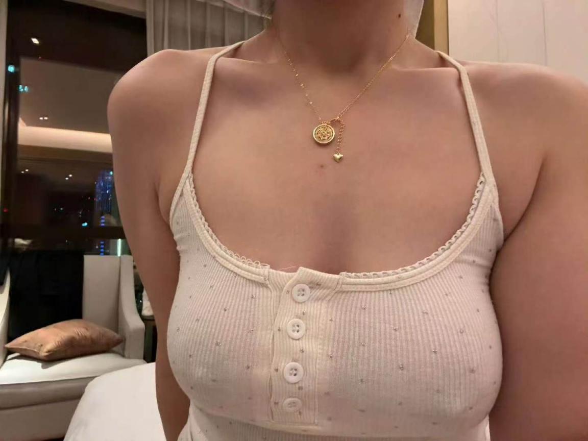 逼里夹着跳蛋去逛街，他坏坏的打开，害我忍不住叫了